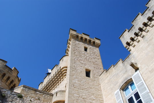 Tour carr&eacute;e du ch&acirc;teau de la Barben, sud de la France