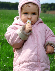 kind mit blume