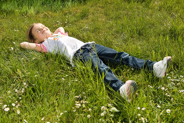 M&auml;dchen entspannt im Gras