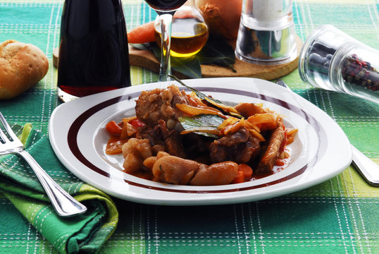 Maiale stufato con pancetta puntine cotenna mele pomodoro