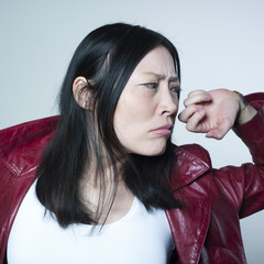 jeune femme mécontente