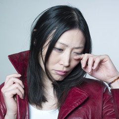 femme asiatique qui pleure