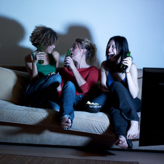 Naklejka premium femmes riant autour d'une bière