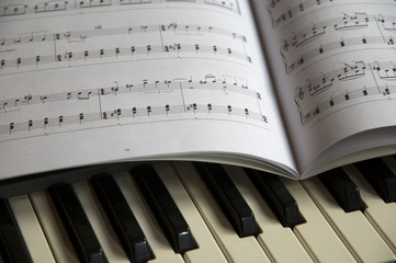 Naklejka premium Piano and music sheet