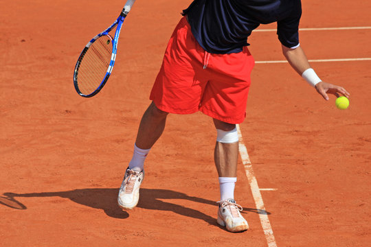 Tennisman au service