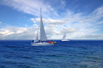 Naklejka premium White sail at infinite ocean