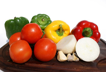 peperoni, pomodori e cipolle sul tagliere