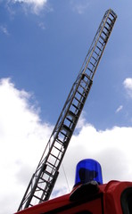 Blaulicht und Feuerwehrleiter