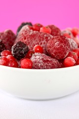 tiefgekühlte waldbeeren