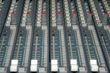 Sound mixing console