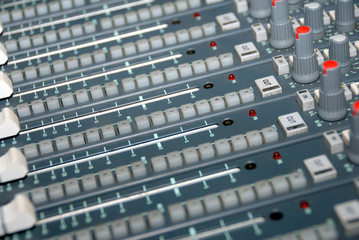 Sound mixing console