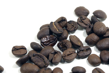 Obraz premium coffee bean isolated on white