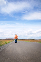Obraz premium Man walking on a desert road