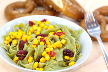 Salat mit Spinat-Bandnudeln,Mais,Bohnen