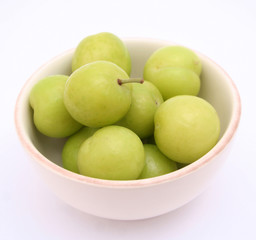 grüne pflaumen