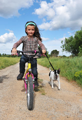 fillette et son chien a velo
