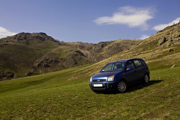 Fototapeta na wymiar Car on a mountain slope