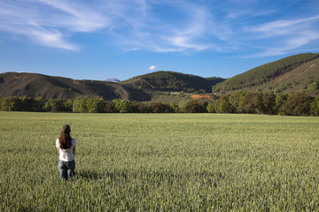 Fototapeta na wymiar dziewczyna w polu
