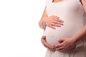 babybauch mit händen von mama und papa