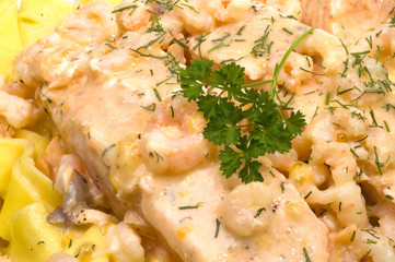 Lachs in Krabben-Sahne-Soße