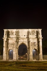 Fototapeta na wymiar Rzym - Konstantyn triumf arch w nocy