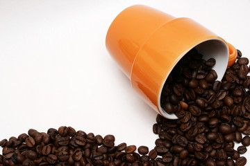 tasse kaffee mit frischen bohnen