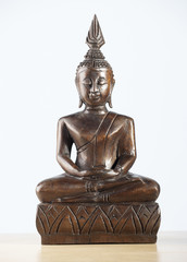 Buddha vor weißem Hintergrund