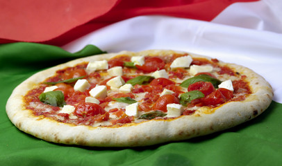 Pizza pomodorini freschi