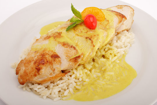 H&auml;hnchenbrustfilet mit Curryrahmso&szlig;e auf Reis
