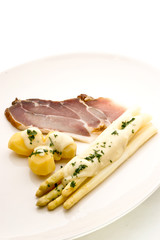 frischer Spargel mit geräuchertem Schinken und Salzkartoffeln