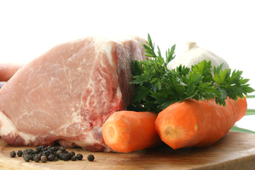 Schweinefleisch und Gemüse als Speise vorbereiten