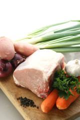 Schweinefleisch und Gemüse als Speise vorbereiten