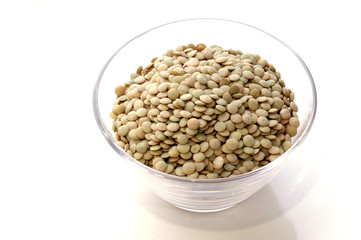 getrocknete Linsen in einer Glasschale