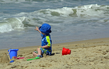 Fototapeta na wymiar Dziecko na plaży