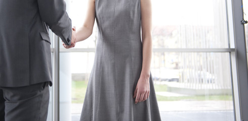 geschäftsfrau und geschäftsmann beim handschlag