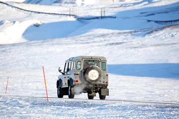 Selbstklebende Fototapete Nördlicher Polarkreis Extreme Winter Truck