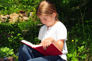 Kind liest Buch