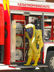 Feuerwehrmann im Schutzanzug - hazmat equipment