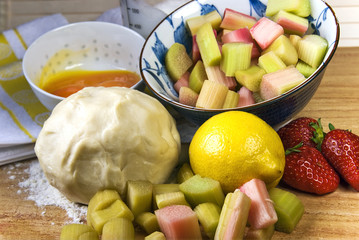 Backzutaten für Erdbeer-Rhabarberkuchen