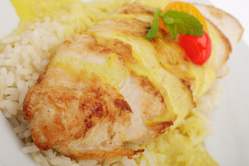 Hähnchenbrustfilet mit Curryrahmsoße auf Reis