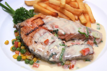 Salmon steak with cream sauce