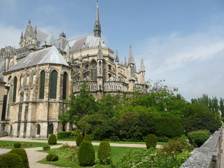 Fototapeta na wymiar Garden & rear Reims Cathedral