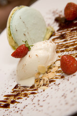 Macaron citron pistache, caramel de vinaigre, glace et fraises