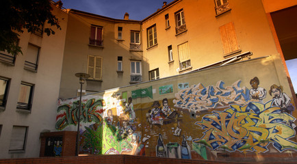 Fototapeta na wymiar peinture murale en banlieue parisienne