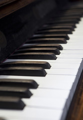 Piano keys with short focal depth