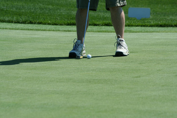 Obraz premium Golfer putting on the green