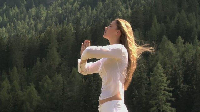 Donna con mani giunte in meditazione