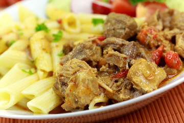gulasch suppe mit fleisch und nudeln