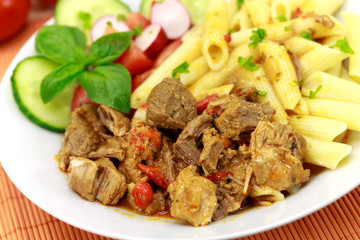 gulasch suppe mit fleisch und nudeln