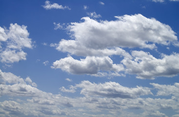 nubes sobre cielo azul